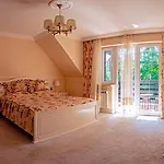 Comfortable 4 Bedroom Outdoor Wood-fired Sauna Warsaw Villa *