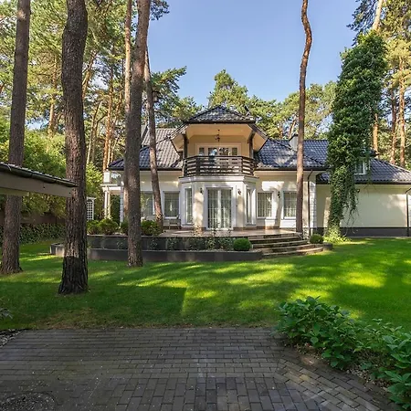 Comfortable 4 Bedroom Outdoor Wood-fired Sauna Warsaw Willa *