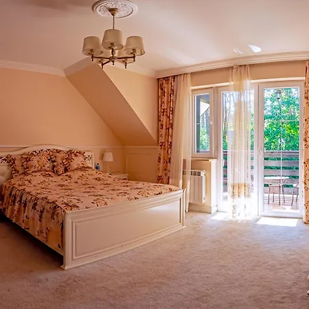Comfortable 4 Bedroom Outdoor Wood-fired Sauna Warsaw Villa *
