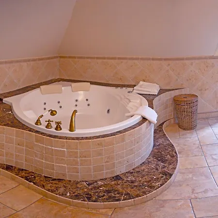 Comfortable 4 Bedroom Outdoor Wood-fired Sauna Warsaw Willa *