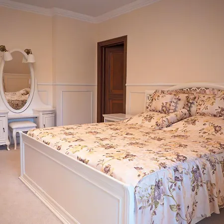 Comfortable 4 Bedroom Outdoor Wood-fired Sauna Warsaw Willa